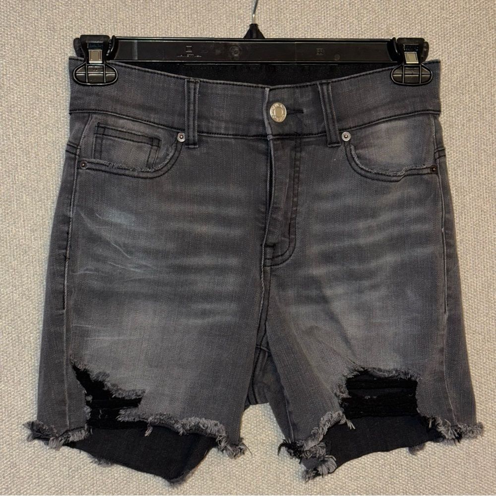 New York & Company size 6 Curvy Sculpting black distressed shorts